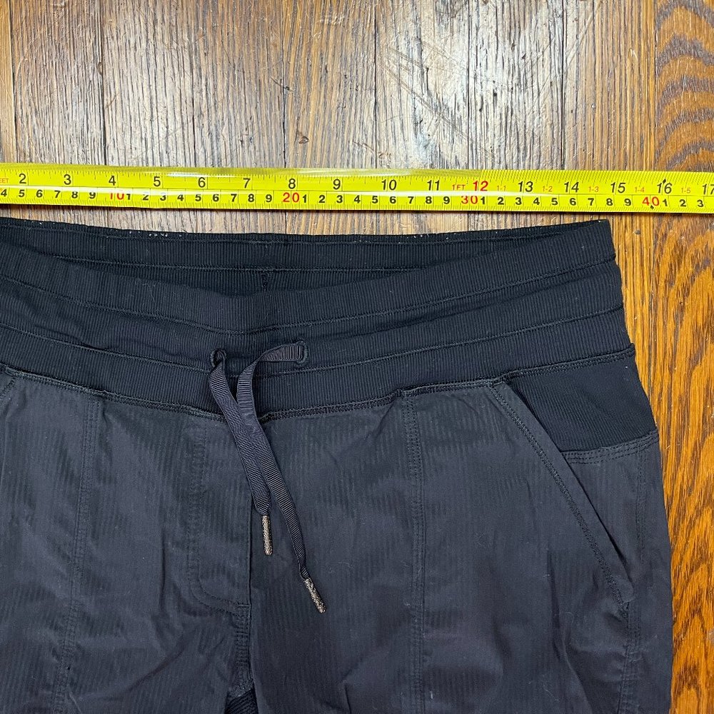 SOLD  Lululemon Black Tapered Lightweight Dance Studio Pants  Women's Sz 10 - Picture 6 of 9